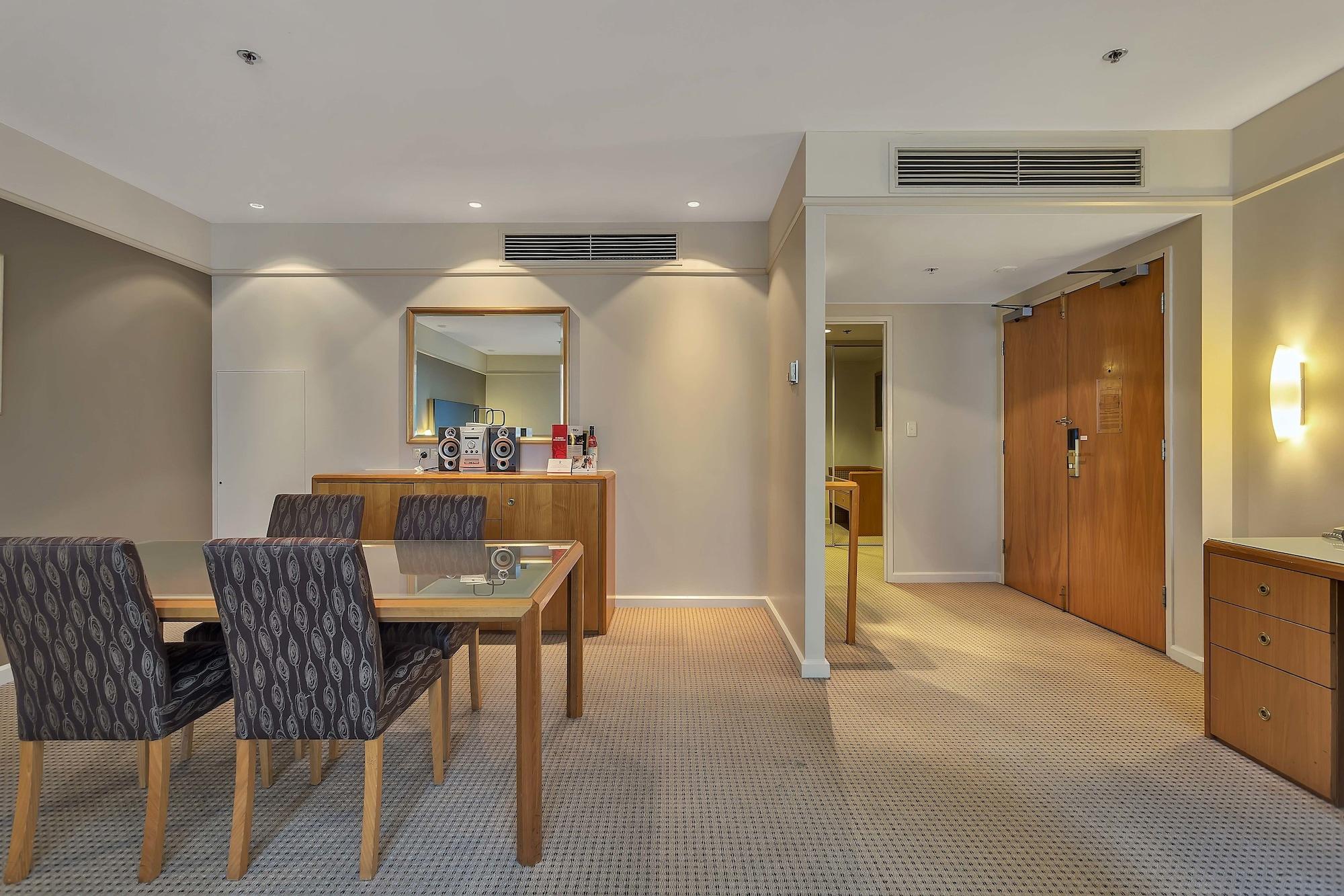 Stamford Plaza Adelaide Hotel Bagian luar foto A suite at the hotel