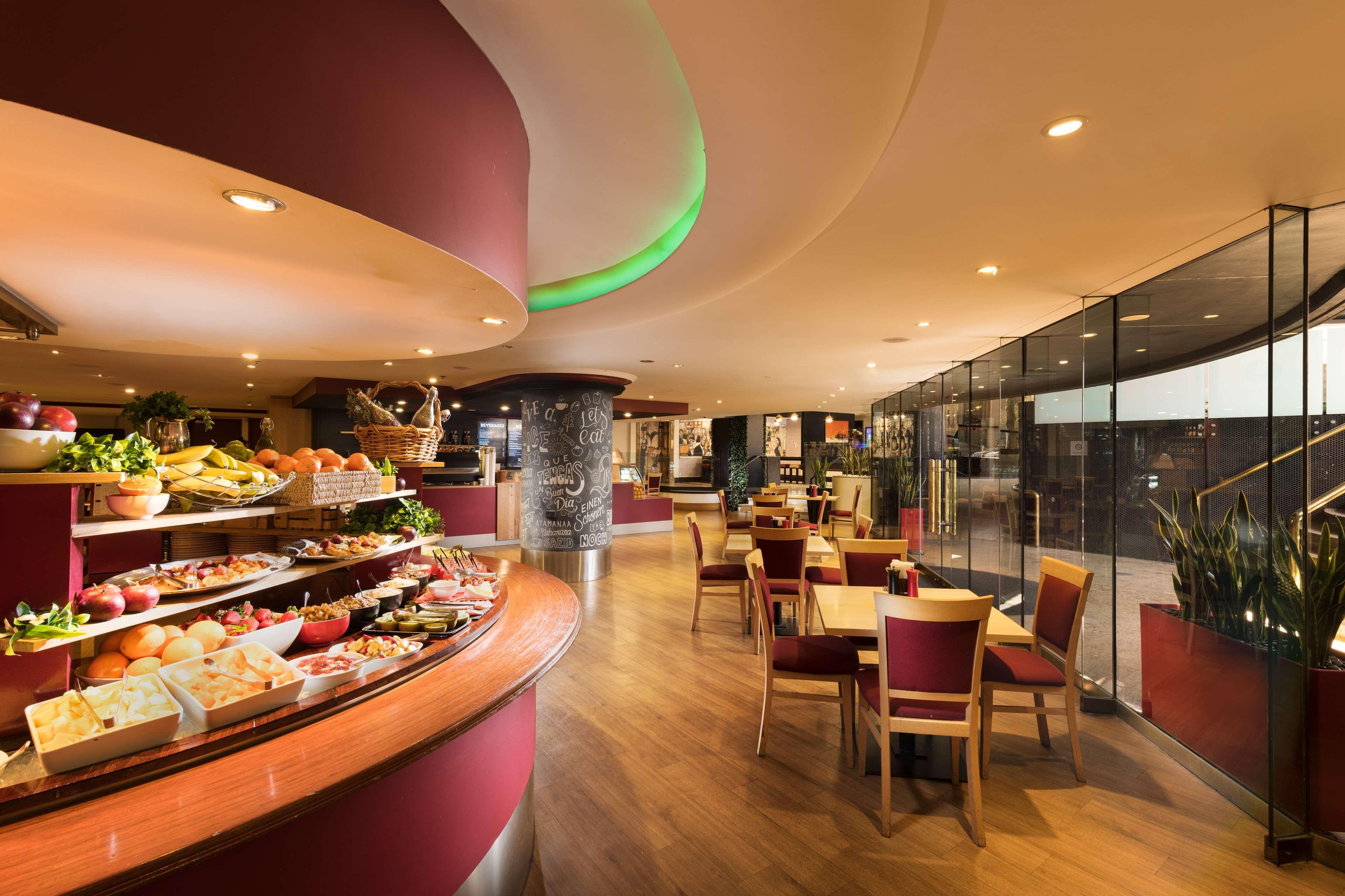 Stamford Plaza Adelaide Hotel Bagian luar foto The restaurant