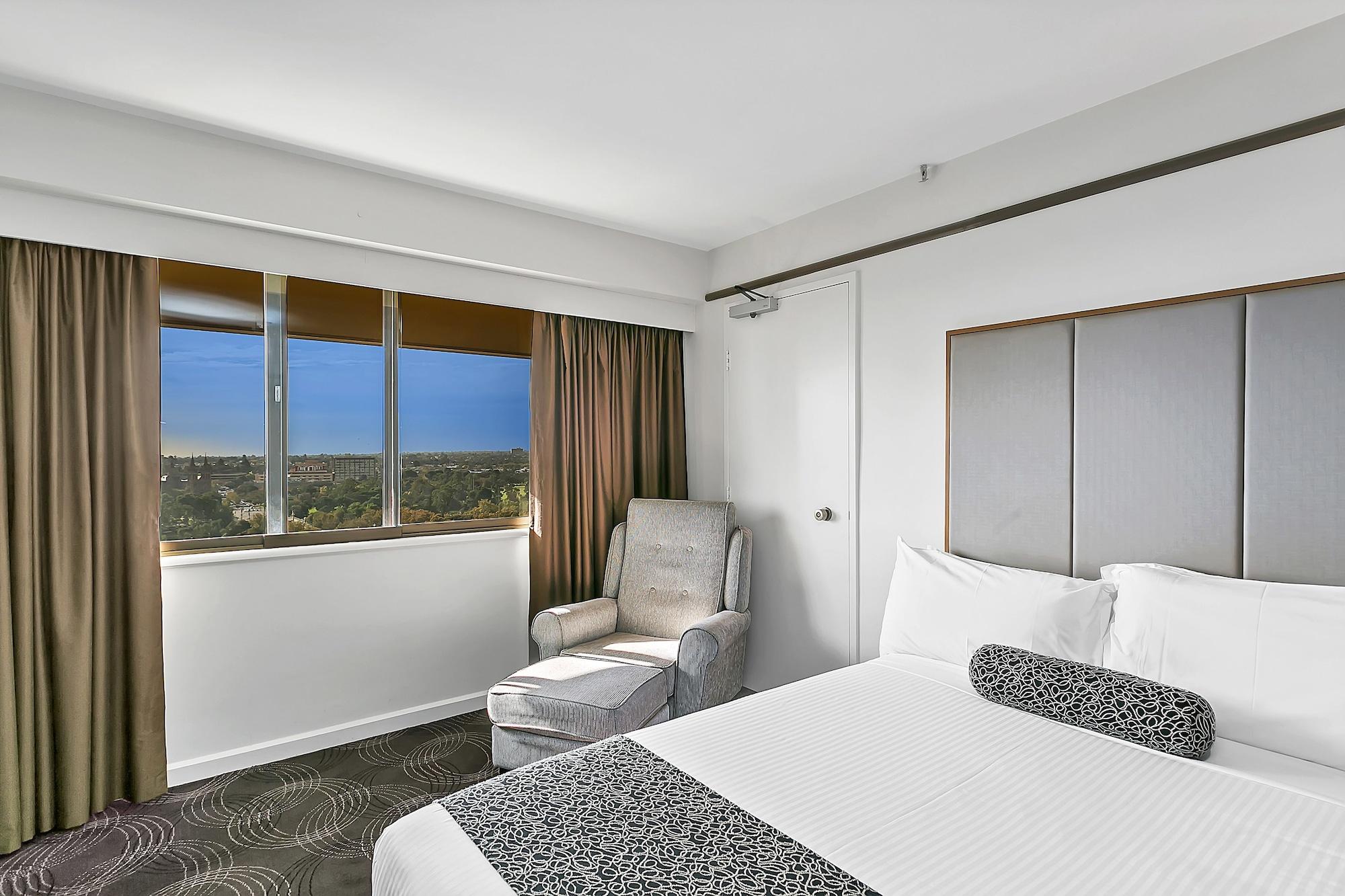 Stamford Plaza Adelaide Hotel Bagian luar foto A room at the hotel