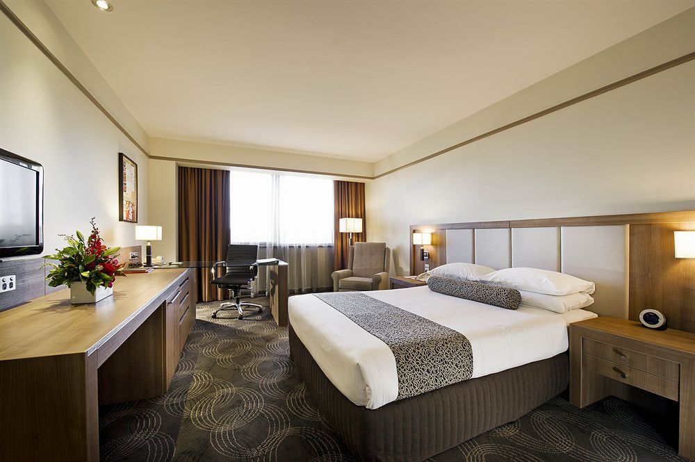Stamford Plaza Adelaide Hotel Bagian luar foto A room at the hotel