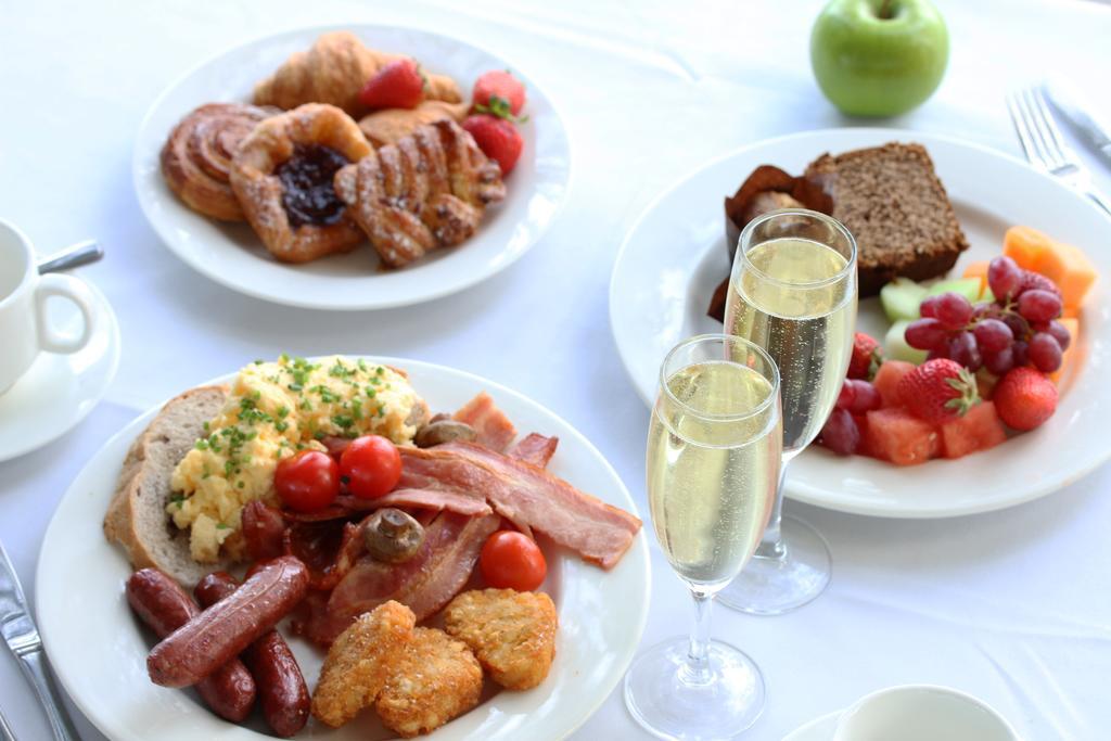 Stamford Plaza Adelaide Hotel Bagian luar foto A typical breakfast buffet